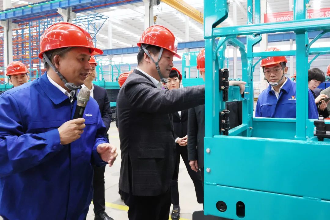 付旭明慰问8188cc威尼斯智能市三八红旗头并督导清静生产事情