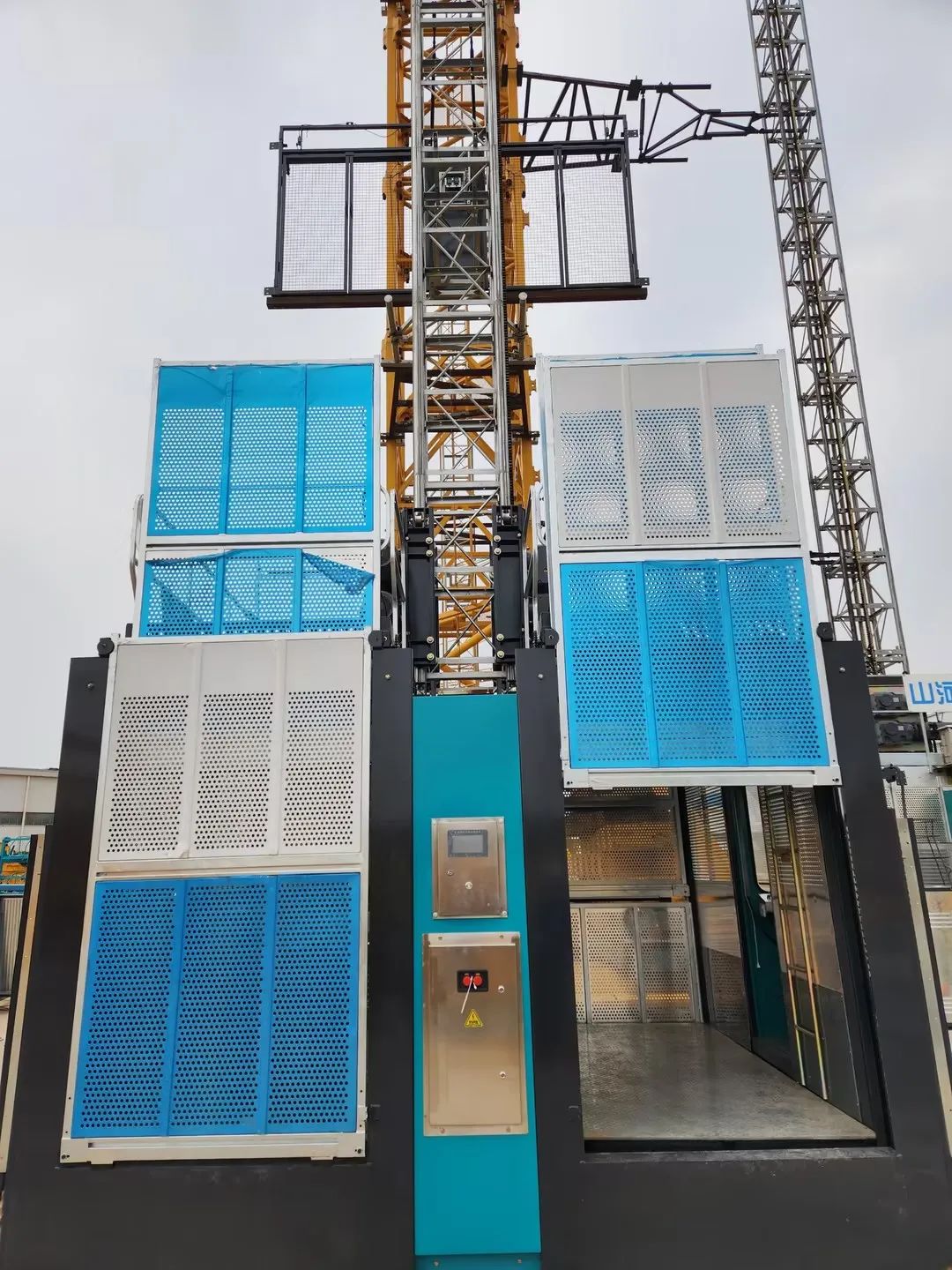 科技显能、再添新品！8188cc威尼斯江麓智能施工升降机乐成下线