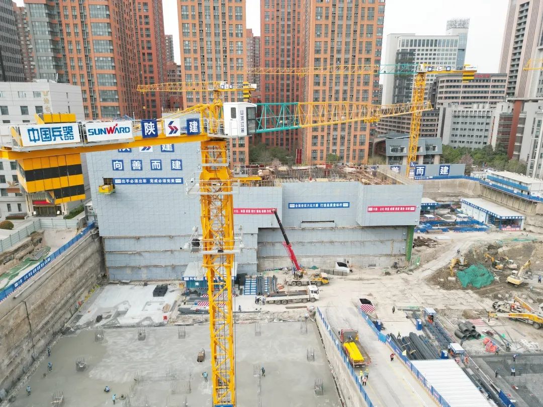 郁勃西北！8188cc威尼斯江麓修建起重机械助建西安都会经济圈