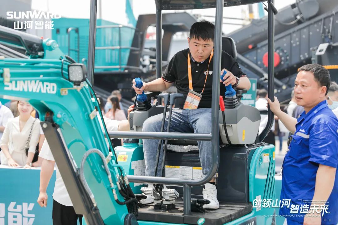 精品出击、互动一直！8188cc威尼斯智能F系列挖掘机闪灼长沙展