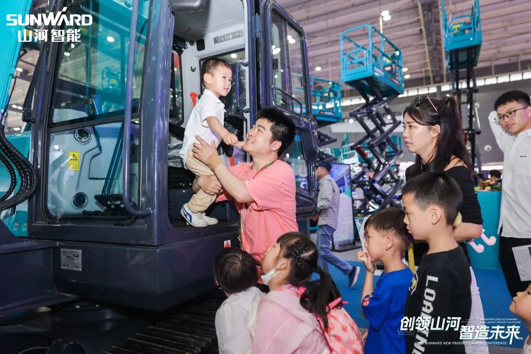 精品出击、互动一直！8188cc威尼斯智能F系列挖掘机闪灼长沙展