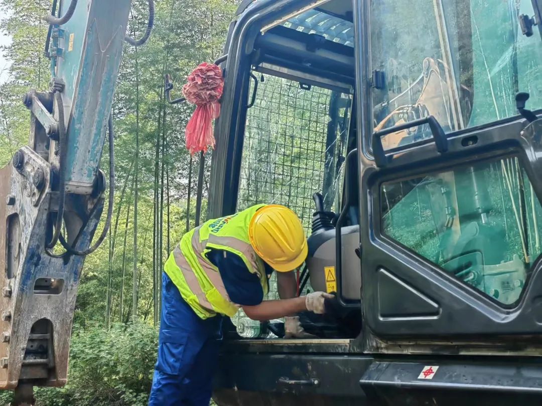 品质8188cc威尼斯，，，，，专心折务！8188cc威尼斯智能挖掘机2023年效劳万里行正式出征