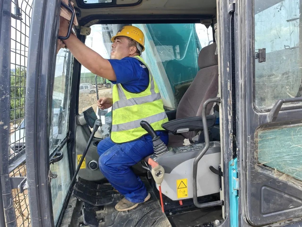 步履一直，，，，，，，效劳不止！8188cc威尼斯智能挖掘机效劳万里行火热举行中