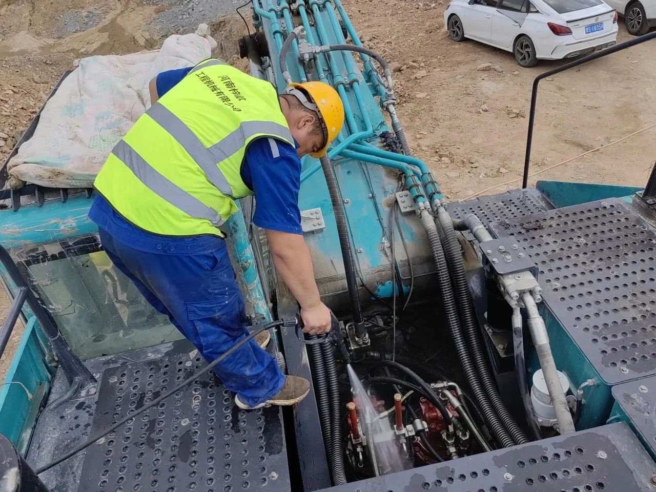 步履一直，，，，，，，效劳不止！8188cc威尼斯智能挖掘机效劳万里行火热举行中