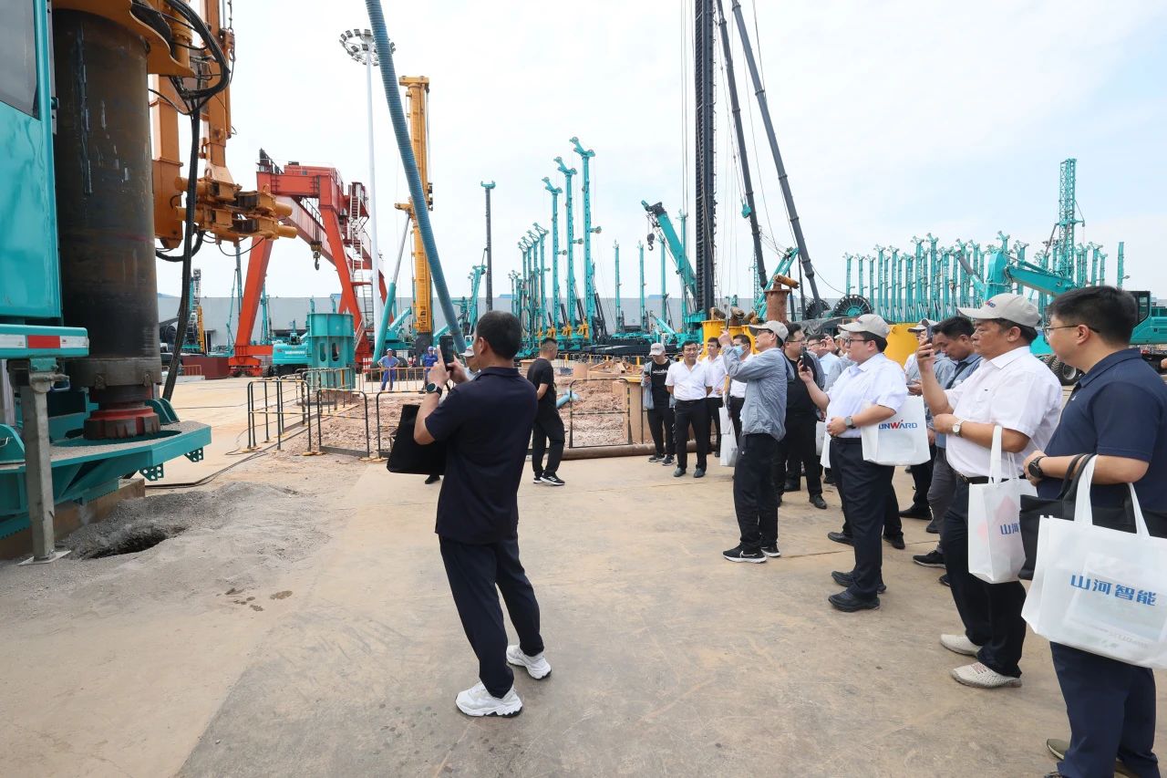 8188cc威尼斯智能全球首创深井套管车载钻机下线宣布