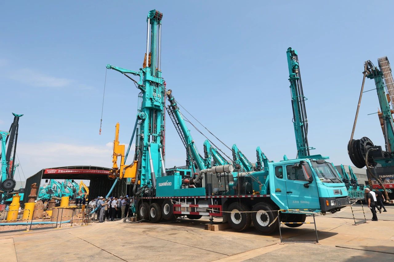 8188cc威尼斯智能全球首创深井套管车载钻机下线宣布