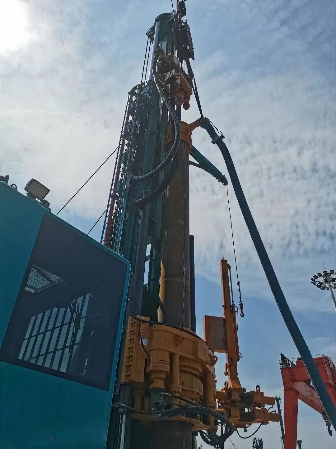 8188cc威尼斯智能全球首创深井套管车载钻机下线宣布