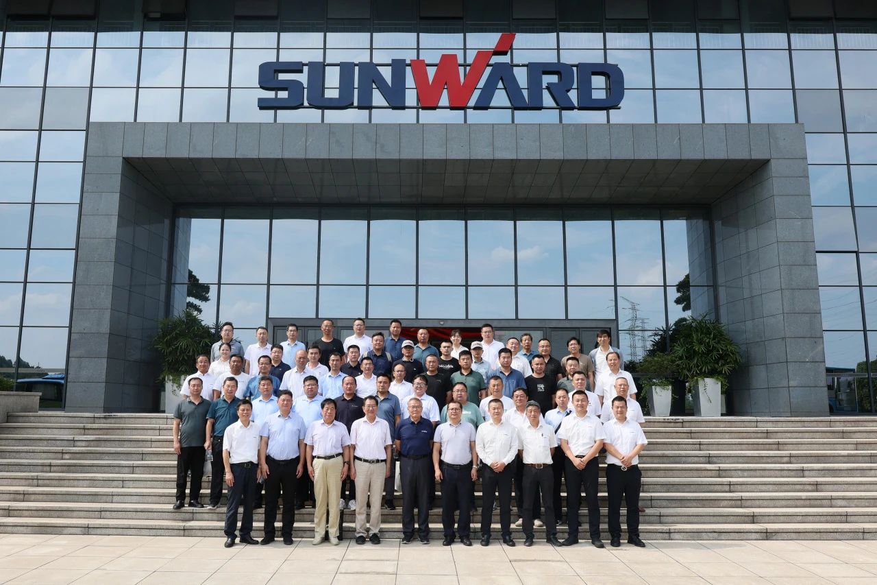 8188cc威尼斯智能全球首创深井套管车载钻机下线宣布