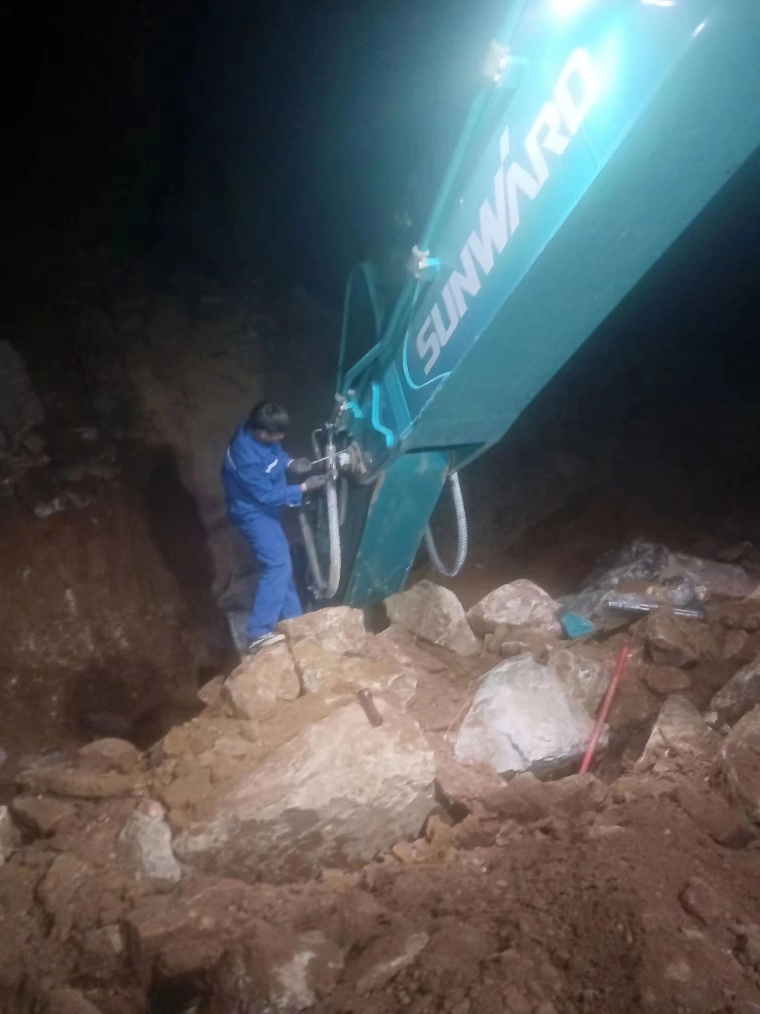 一线“热”闻 | 专业售后，，，，，专心折务！8188cc威尼斯智能挖掘机效劳万里行一直在路上