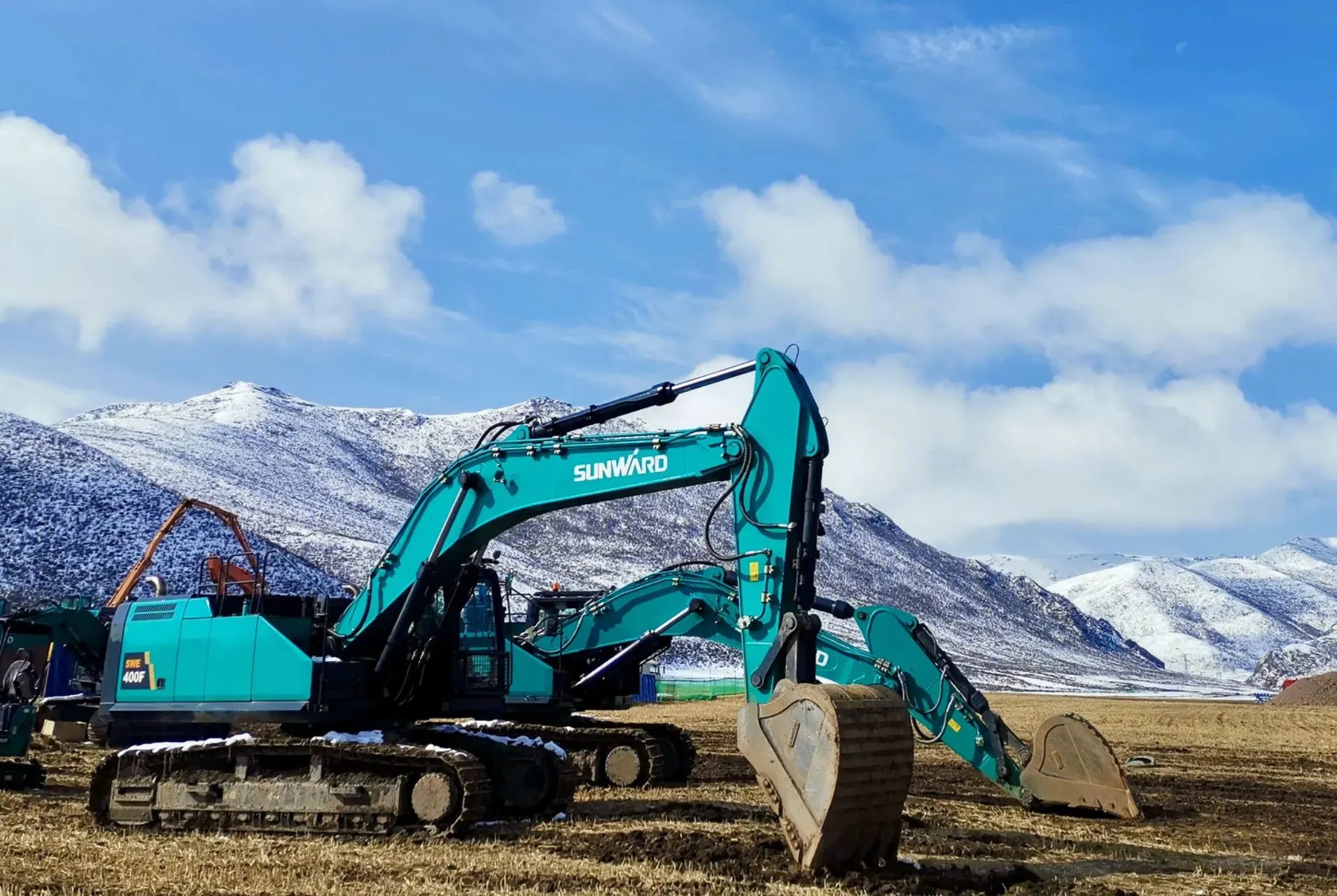 口碑超赞！8188cc威尼斯智能SWE400F挖掘机荣获工程机械明星产品大奖