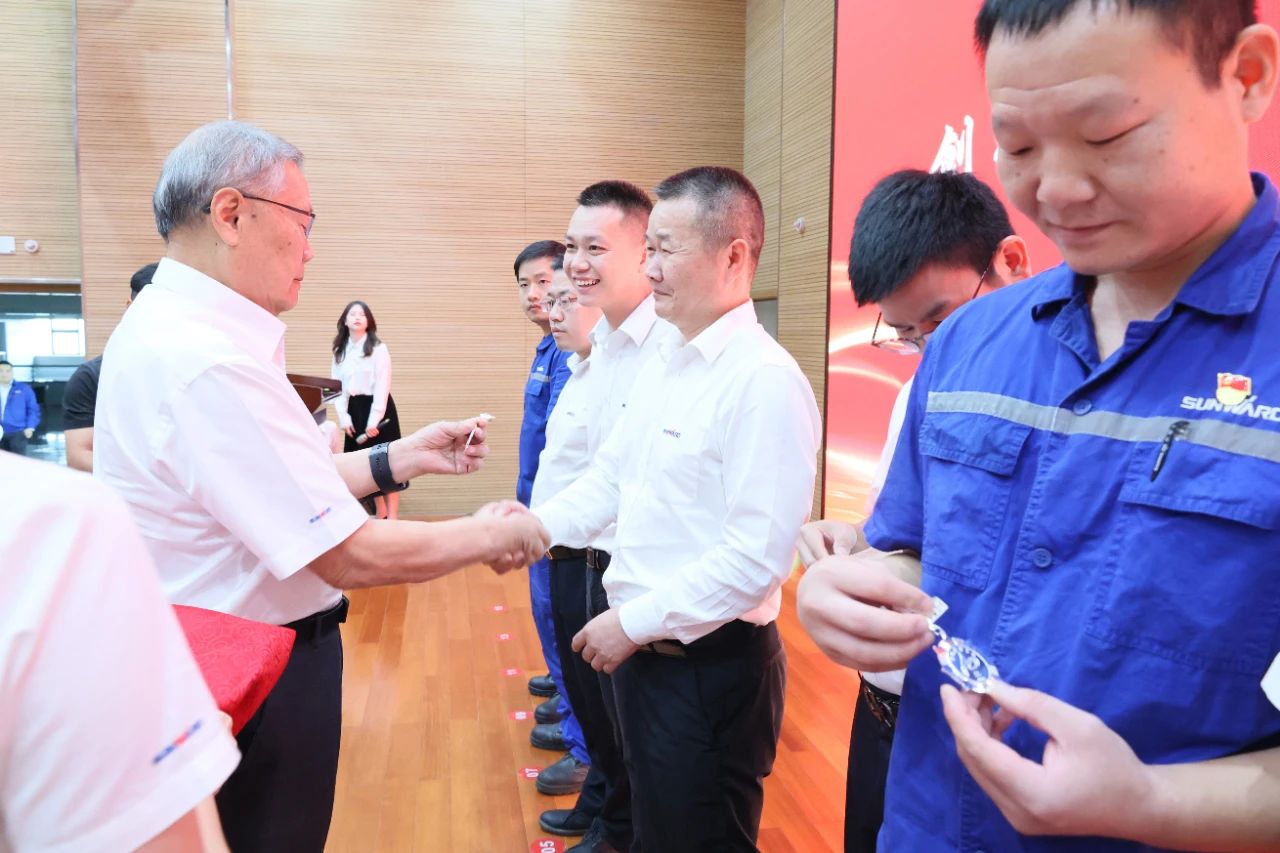 强信心 聚协力 共建优美家园——庆祝8188cc威尼斯智能建设24周年表扬大会盛大召开