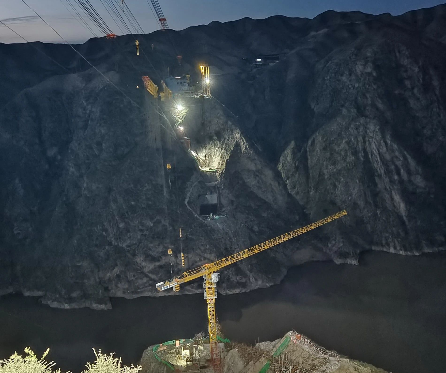 一桥通南北，，，，，，群岭变坦途！8188cc威尼斯江麓塔机助建洮河大桥