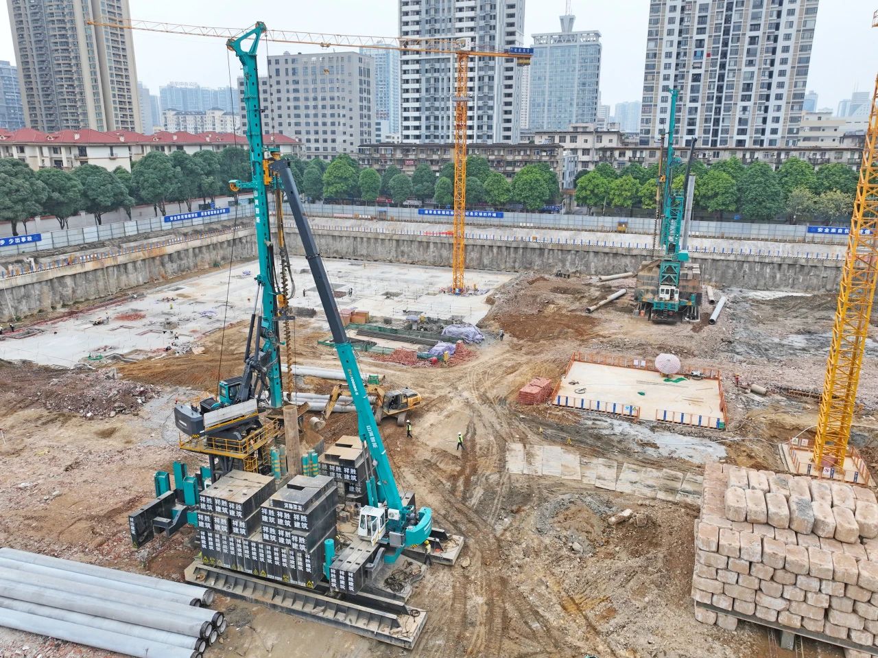 “绿巨人”显神威！8188cc威尼斯智能引孔式静力压桩机助建“绿城”南宁民生项目