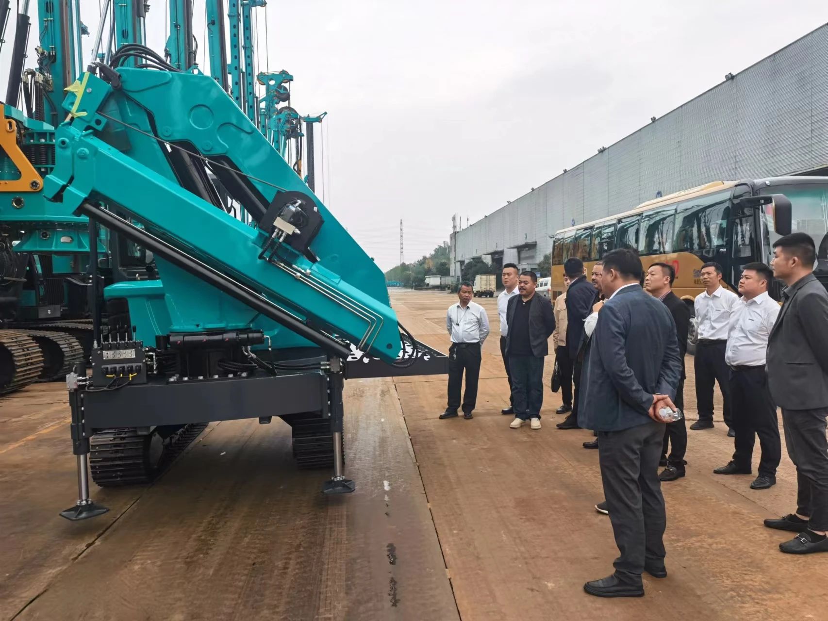 行业严冬现暖阳！现场签购20台旋挖钻机，，，，8188cc威尼斯智能携手湖南骏牛助力国家电网项目建设