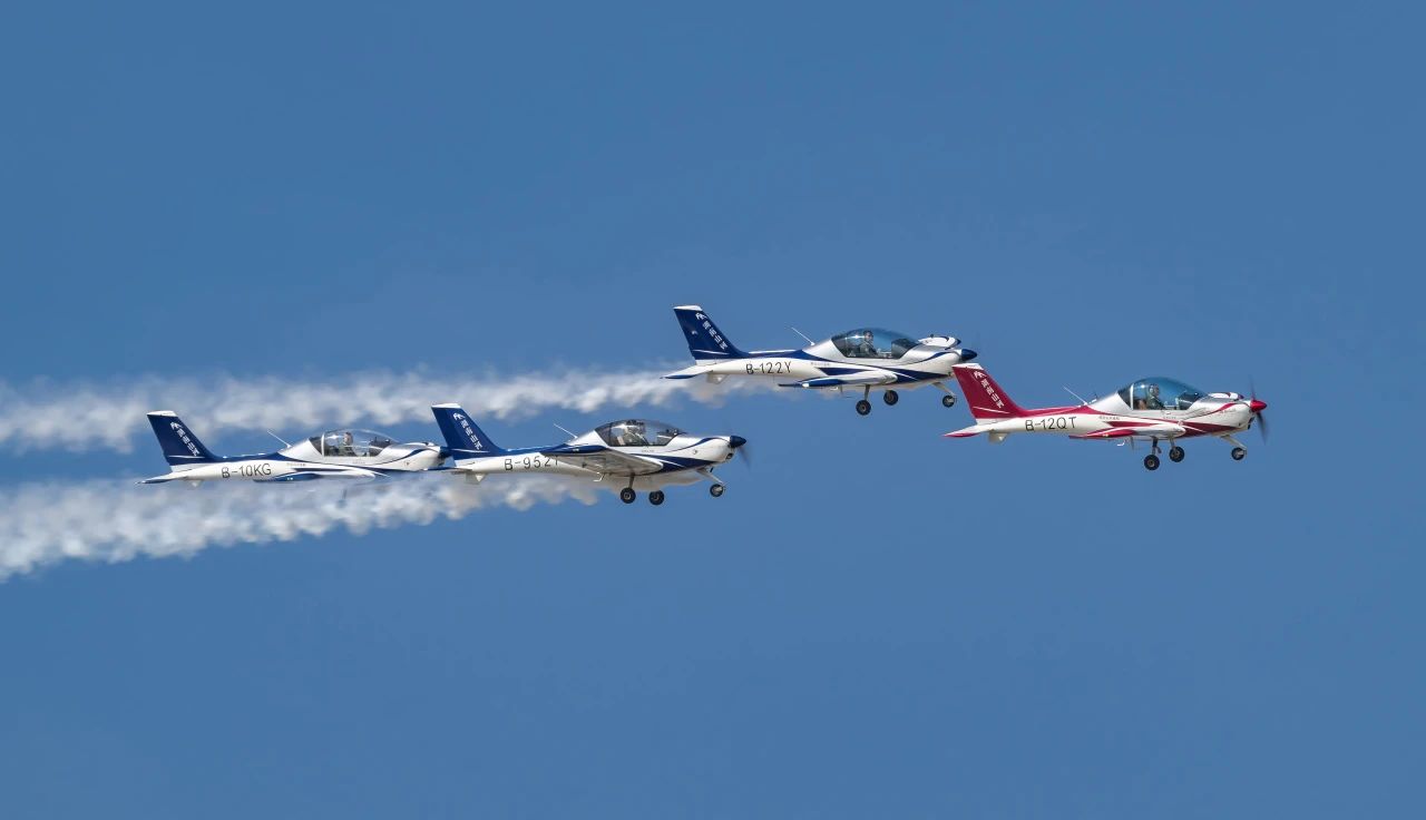 二十载磨砺，，，，，，，“阿若拉”飞机累计航行时间突破11万小时！