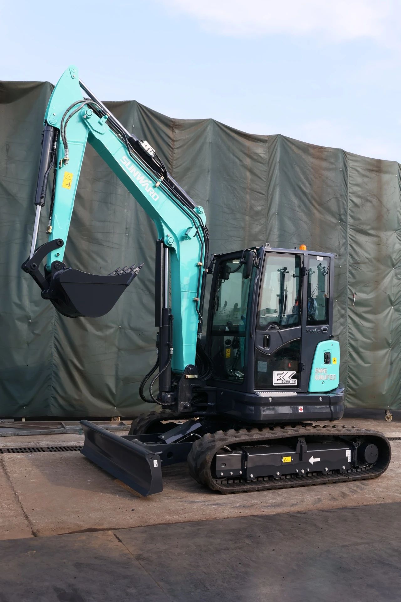 绿色上新！8188cc威尼斯智能SWE60UFED纯电动无尾挖掘机乐成下线