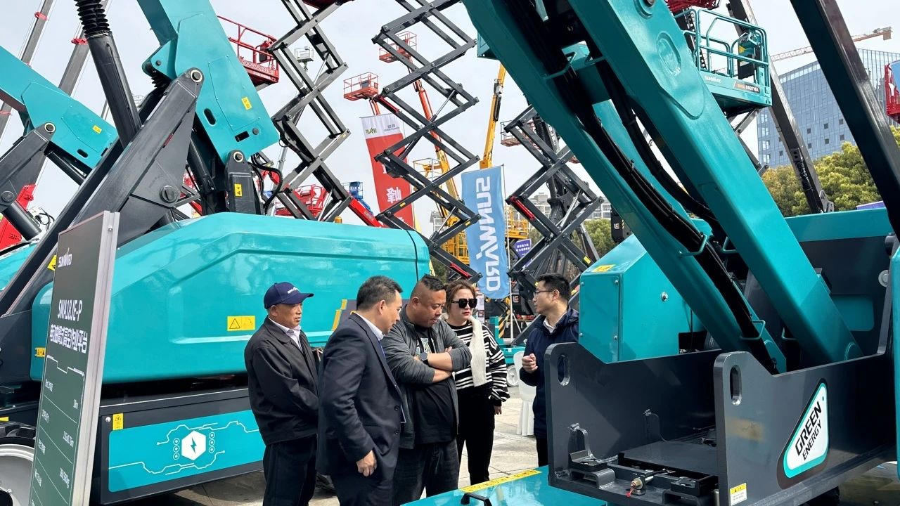 “爆品”来袭，，，，，，，签简单直！ 8188cc威尼斯智能艳服亮相第八届天下高空作业平台租赁大会