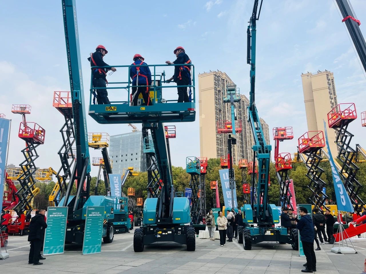 “爆品”来袭，，，，，，，签简单直！ 8188cc威尼斯智能艳服亮相第八届天下高空作业平台租赁大会