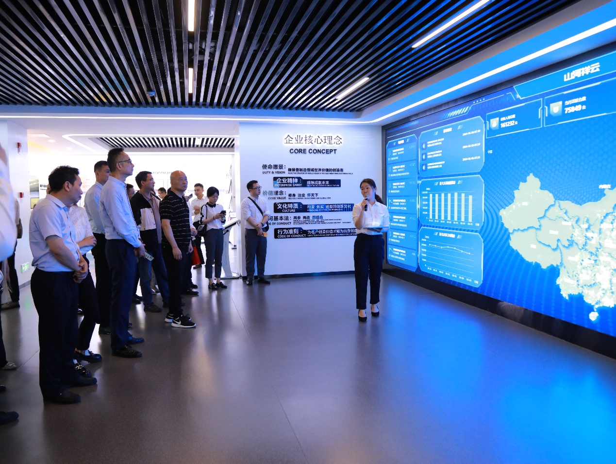 湘潭市工信局带队莅临8188cc威尼斯智能开展智能制造现场观摩交流活动