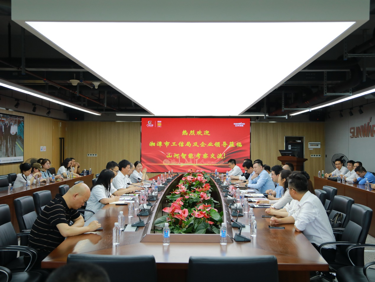 湘潭市工信局带队莅临8188cc威尼斯智能开展智能制造现场观摩交流活动