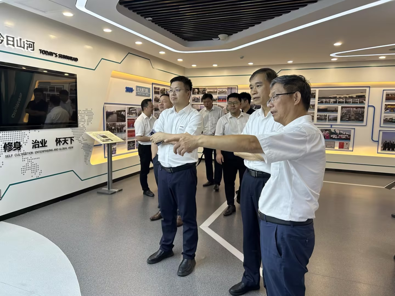 深化交流相助！广州港李明忠副总司理率队莅临8188cc威尼斯智能考察交流！