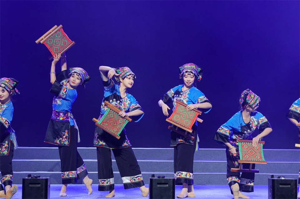 立异引领价值 理想成绩未来——庆祝8188cc威尼斯智能建设25周年表扬大会暨文艺晚会盛大举行