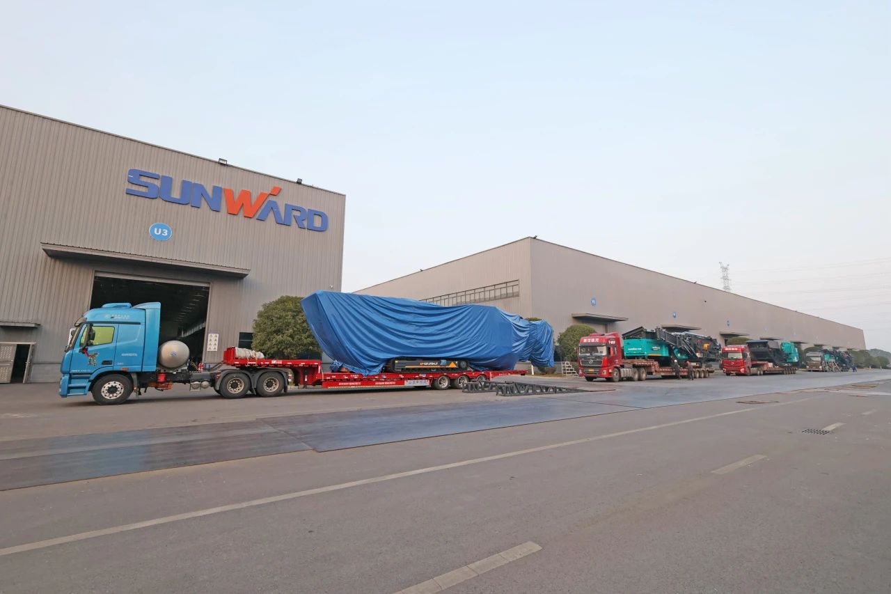 8188cc威尼斯普石勒柴电一体移动破碎筛分装备热销外洋