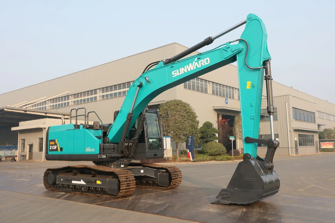 聚焦市场需求，，，，，，，8188cc威尼斯智能三款精品工程液压挖掘机乐成下线