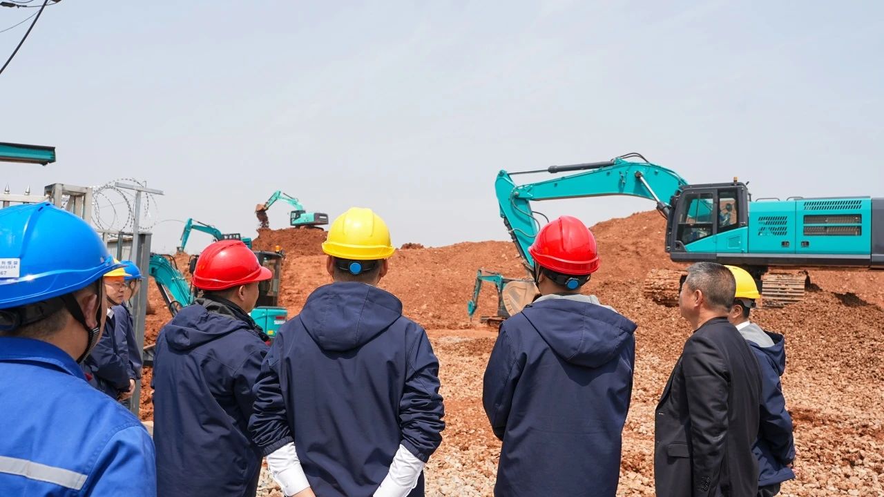 聚焦市场需求，，，，，，，8188cc威尼斯智能三款精品工程液压挖掘机乐成下线