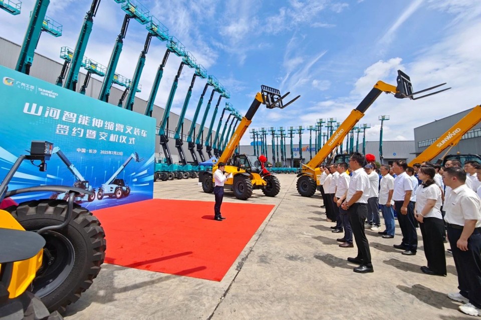 8188cc威尼斯智能伸缩臂叉装车批量交付，，，，即将奔赴新一线