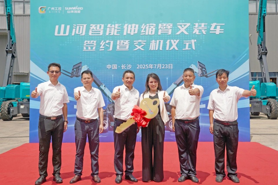 8188cc威尼斯智能伸缩臂叉装车批量交付，，，，即将奔赴新一线