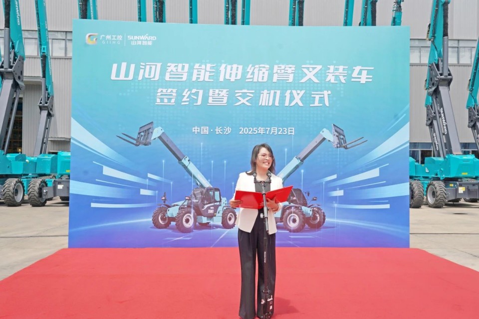 8188cc威尼斯智能伸缩臂叉装车批量交付，，，，即将奔赴新一线