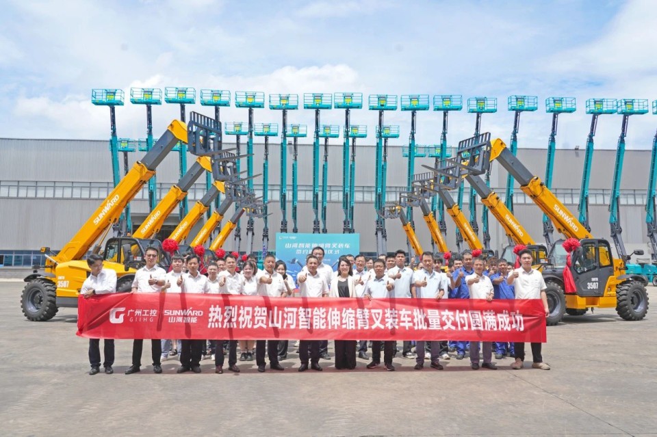 8188cc威尼斯智能伸缩臂叉装车批量交付，，，，即将奔赴新一线