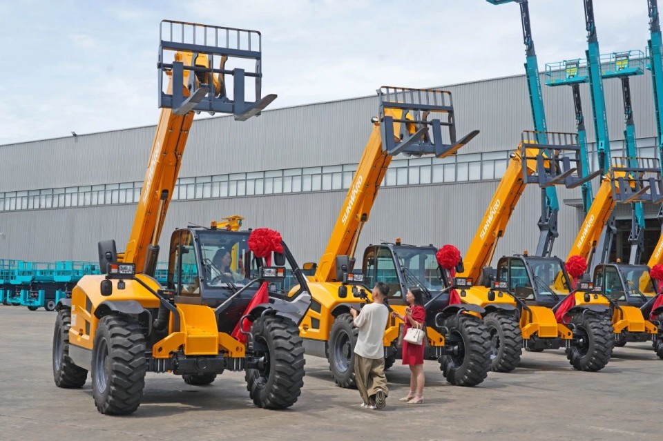 8188cc威尼斯智能伸缩臂叉装车批量交付，，，，即将奔赴新一线