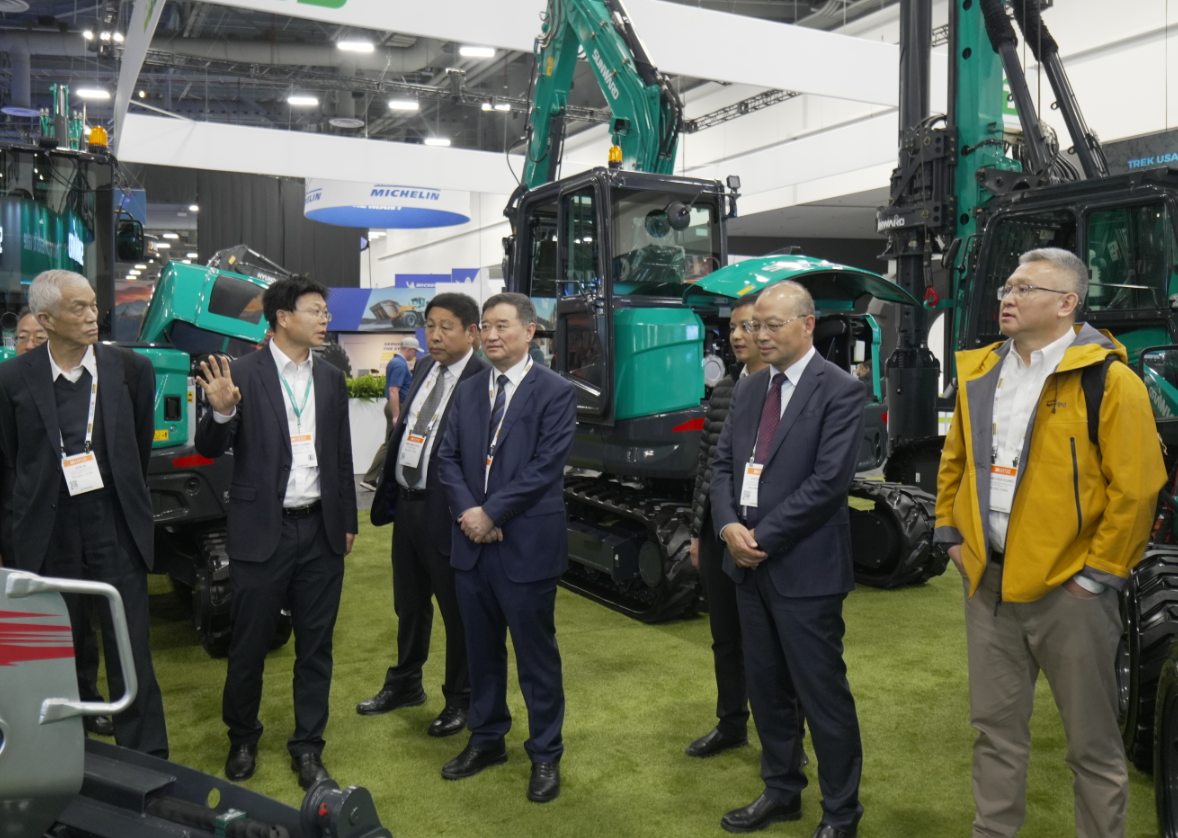 2026美国拉展 | 中国工程机械工业协会会长苏子孟一行到访8188cc威尼斯智能展位